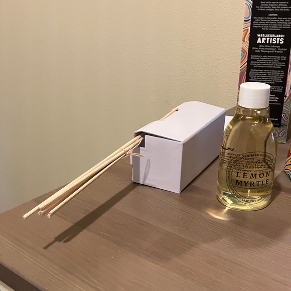 Lemon Myrtle Reed Diffuser - Colorful Abstract Pattern - Picture 5 of 6